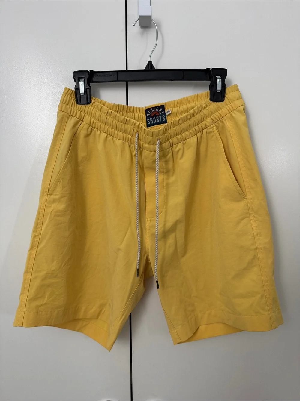 Men’s Faherty Yellow All Day Shorts (M)